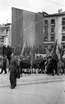 Imposición de la Cruz Laureada de San Fernando a Navarra