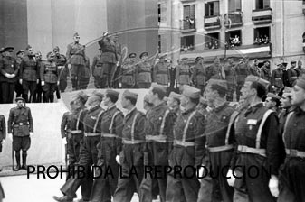 Imposición de la Cruz Laureada de San Fernando a Navarra