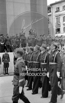 Imposición de la Cruz Laureada de San Fernando a Navarra