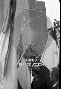 Imposición de la Cruz Laureada de San Fernando a Navarra