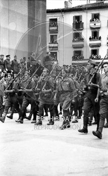 Imposición de la Cruz Laureada de San Fernando a Navarra