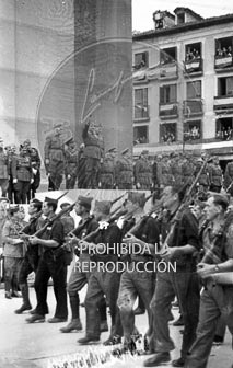 Imposición de la Cruz Laureada de San Fernando a Navarra