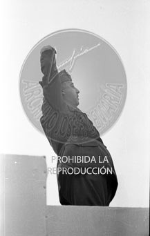 Imposición de la Cruz Laureada de San Fernando a Navarra