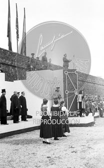 Imposición de la Cruz Laureada de San Fernando a Navarra