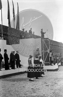 Imposición de la Cruz Laureada de San Fernando a Navarra