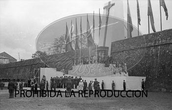 Imposición de la Cruz Laureada de San Fernando a Navarra