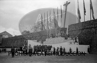 Imposición de la Cruz Laureada de San Fernando a Navarra