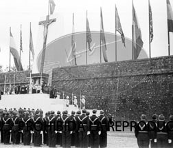 Imposición de la Cruz Laureada de San Fernando a Navarra
