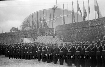 Imposición de la Cruz Laureada de San Fernando a Navarra