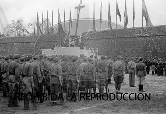 Imposición de la Cruz Laureada de San Fernando a Navarra
