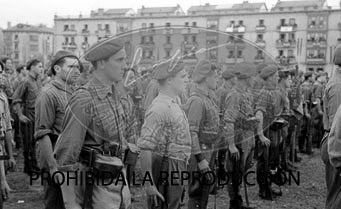 Imposición de la Cruz Laureada de San Fernando a Navarra