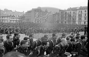 Imposición de la Cruz Laureada de San Fernando a Navarra