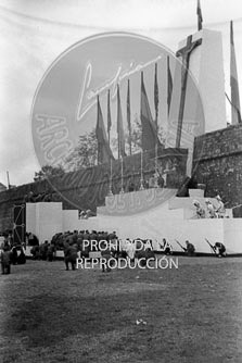 Imposición de la Cruz Laureada de San Fernando a Navarra