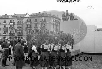 Imposición de la Cruz Laureada de San Fernando a Navarra
