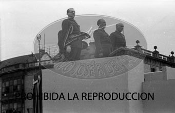 Imposición de la Cruz Laureada de San Fernando a Navarra