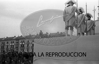 Imposición de la Cruz Laureada de San Fernando a Navarra