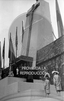 Imposición de la Cruz Laureada de San Fernando a Navarra