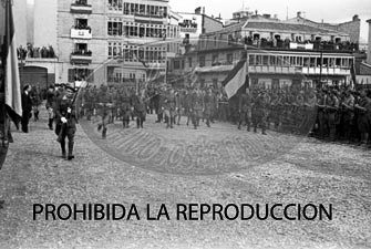 Imposición de la Cruz Laureada de San Fernando a Navarra