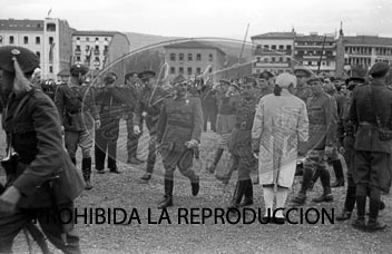 Imposición de la Cruz Laureada de San Fernando a Navarra