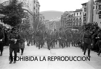 Imposición de la Cruz Laureada de San Fernando a Navarra