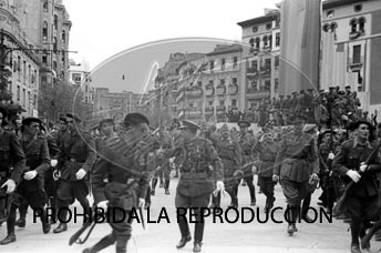 Imposición de la Cruz Laureada de San Fernando a Navarra