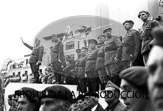 Imposición de la Cruz Laureada de San Fernando a Navarra