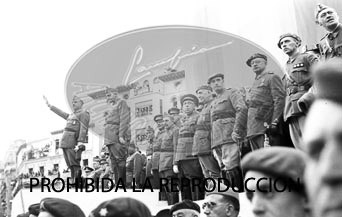 Imposición de la Cruz Laureada de San Fernando a Navarra