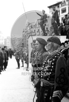 Imposición de la Cruz Laureada de San Fernando a Navarra