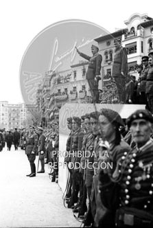 Imposición de la Cruz Laureada de San Fernando a Navarra