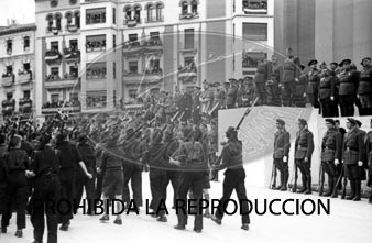 Imposición de la Cruz Laureada de San Fernando a Navarra