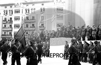 Imposición de la Cruz Laureada de San Fernando a Navarra