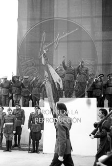 Imposición de la Cruz Laureada de San Fernando a Navarra