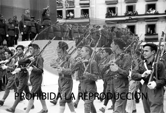 Imposición de la Cruz Laureada de San Fernando a Navarra