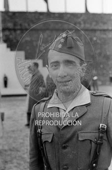 Imposición de la Cruz Laureada de San Fernando a Navarra