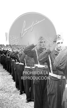 Imposición de la Cruz Laureada de San Fernando a Navarra