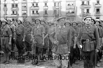 Imposición de la Cruz Laureada de San Fernando a Navarra