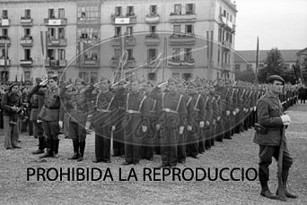 Imposición de la Cruz Laureada de San Fernando a Navarra