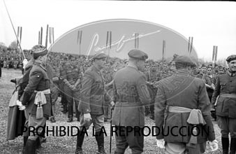 Imposición de la Cruz Laureada de San Fernando a Navarra