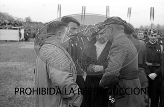 Imposición de la Cruz Laureada de San Fernando a Navarra