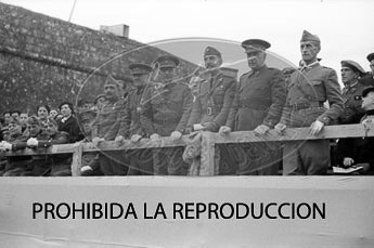 Imposición de la Cruz Laureada de San Fernando a Navarra