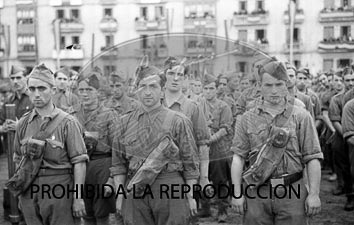 Imposición de la Cruz Laureada de San Fernando a Navarra