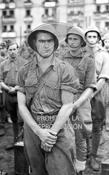 Imposición de la Cruz Laureada de San Fernando a Navarra