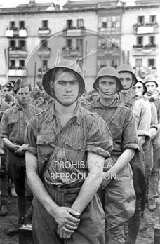 Imposición de la Cruz Laureada de San Fernando a Navarra