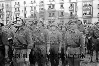 Imposición de la Cruz Laureada de San Fernando a Navarra