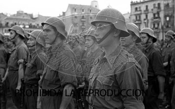 Imposición de la Cruz Laureada de San Fernando a Navarra
