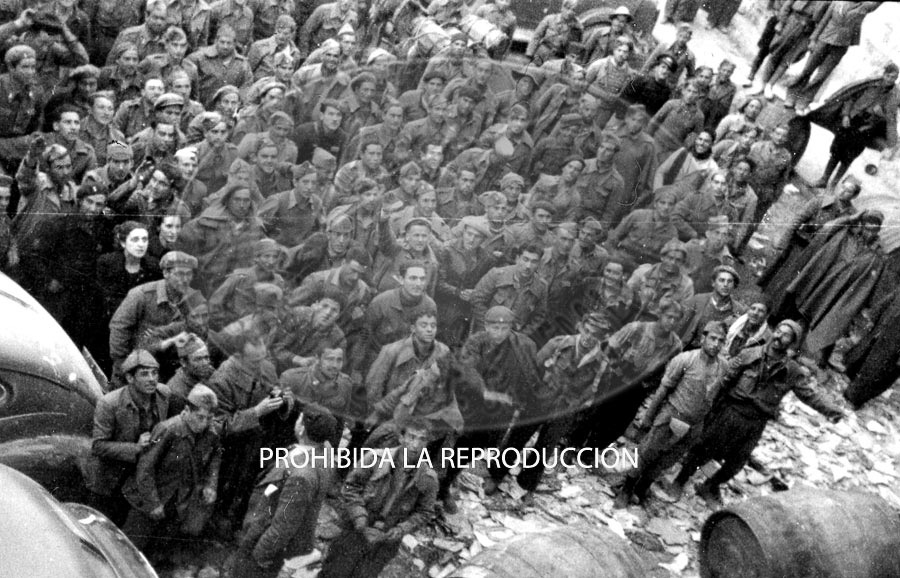 Franco con Yague entra en el recien conquistado Belchite