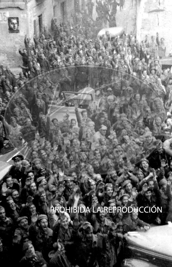 Franco con Yague entra en el recien conquistado Belchite