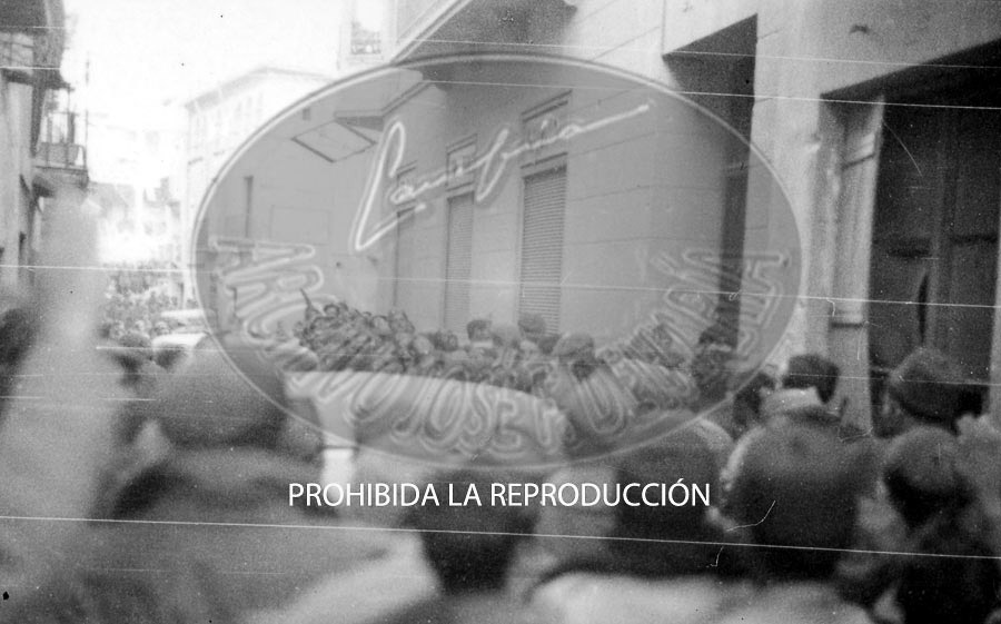 Franco con Yague entra en el recien conquistado Belchite