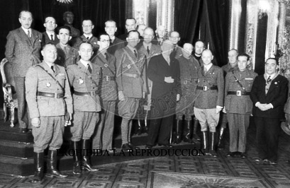 Pamplona, imposición de condecoraciones y visita al hospital