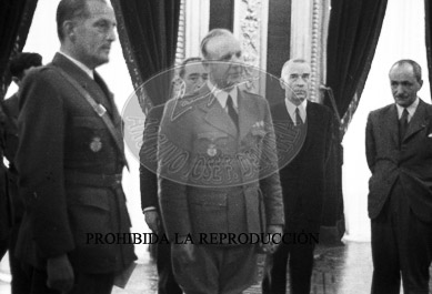 Pamplona, imposición de condecoraciones y visita al hospital